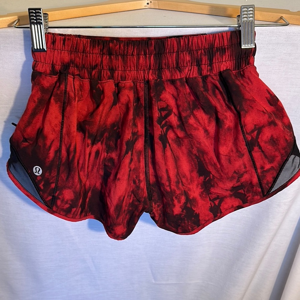 Lululemon Women's 2.5” Hotty Hot Lined Shorts (size 2) red & black tie-dye